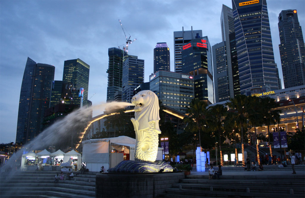 Merlion au milieu des buildings de Singapour